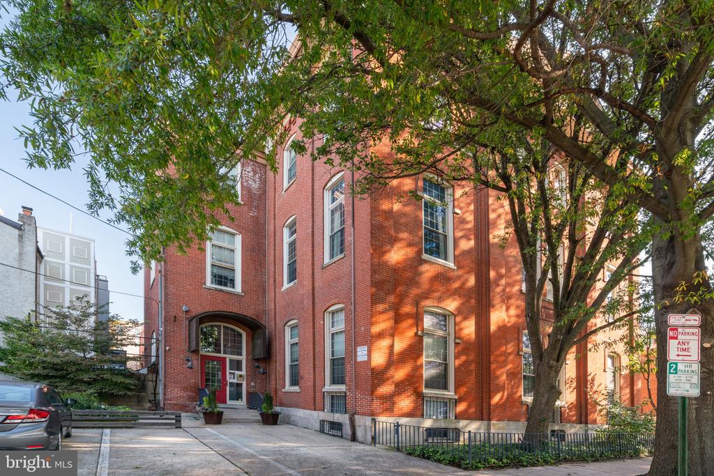 915 BAINBRIDGE STREET 925 205