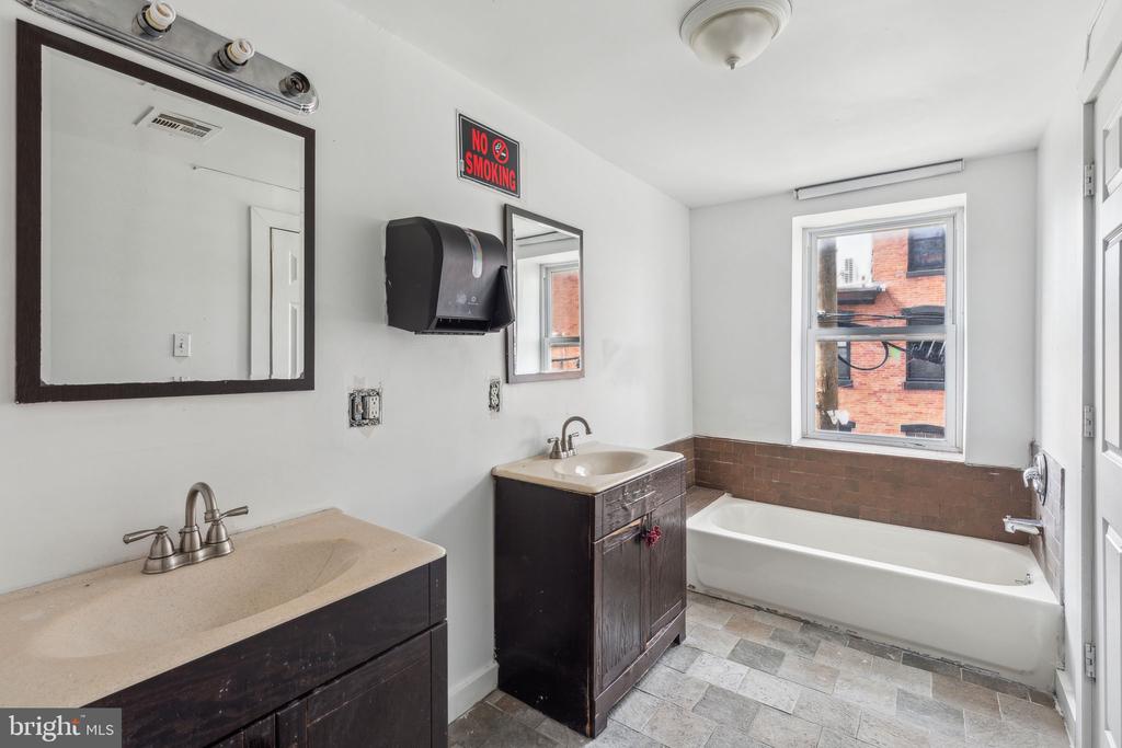 3475 COLLINS STREET 108