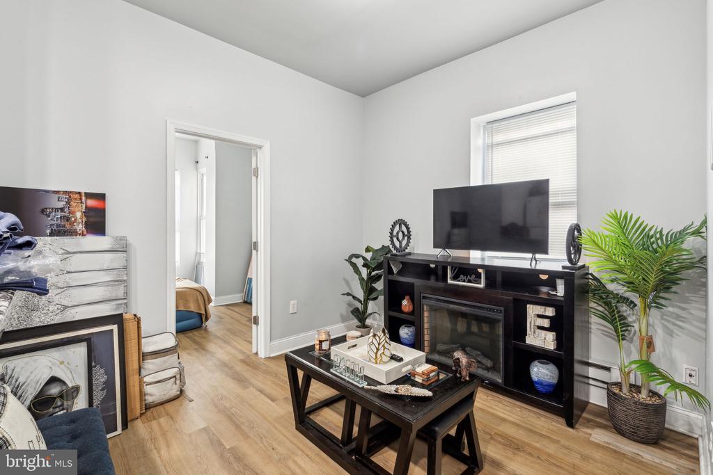 1633 W OXFORD STREET