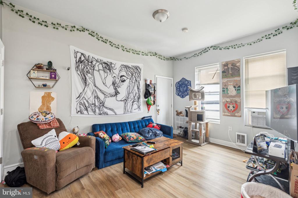 1633 W OXFORD STREET
