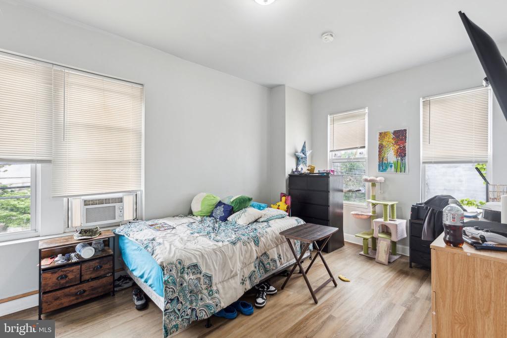 1633 W OXFORD STREET
