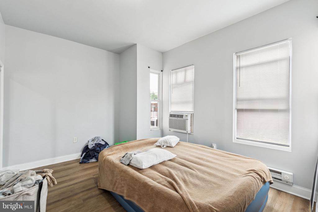 1633 W OXFORD STREET