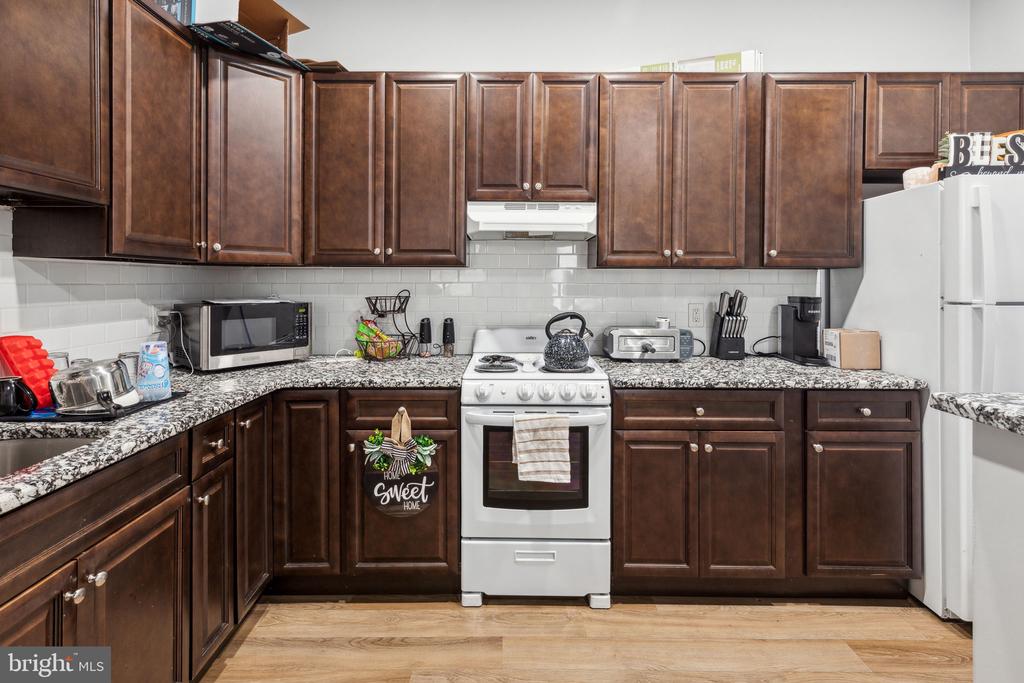 1633 W OXFORD STREET