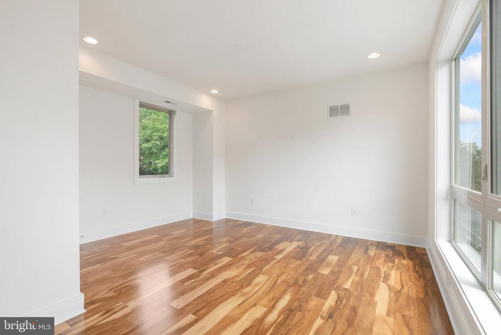 740 S COLUMBUS BOULEVARD 13