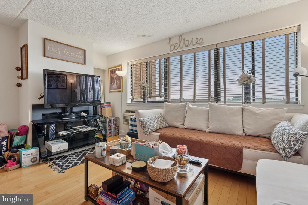 200 LOMBARD STREET 10 728