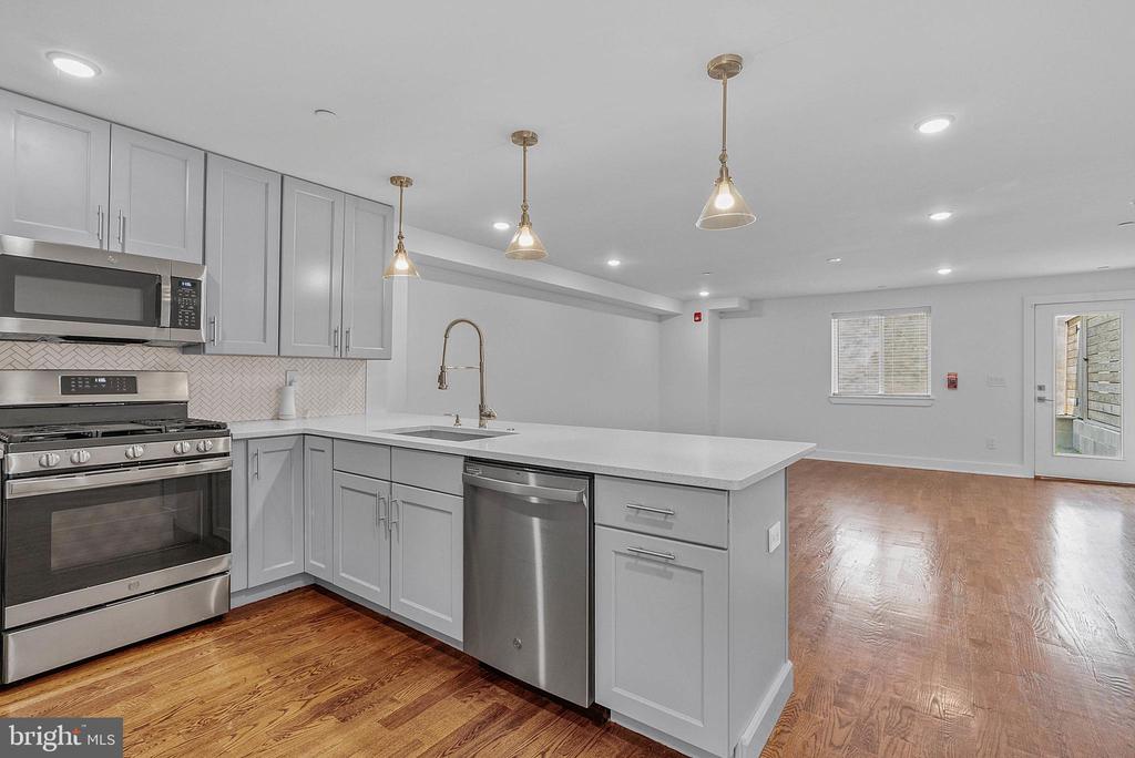 402 N FRONT STREET 3