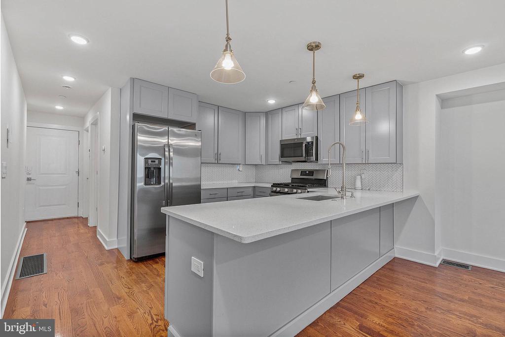 402 N FRONT STREET 3