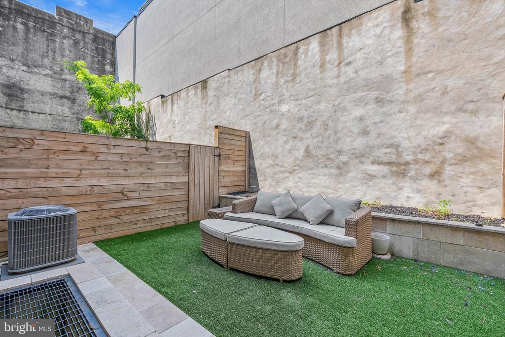 402 N FRONT STREET 3