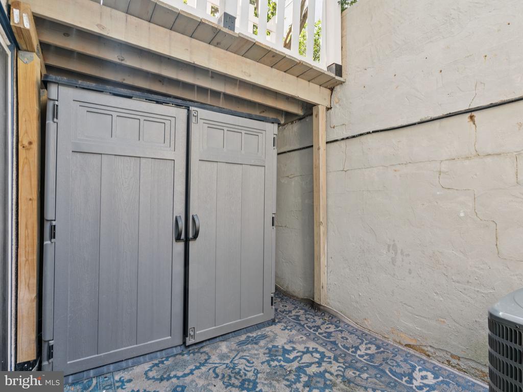 910 WAVERLY STREET