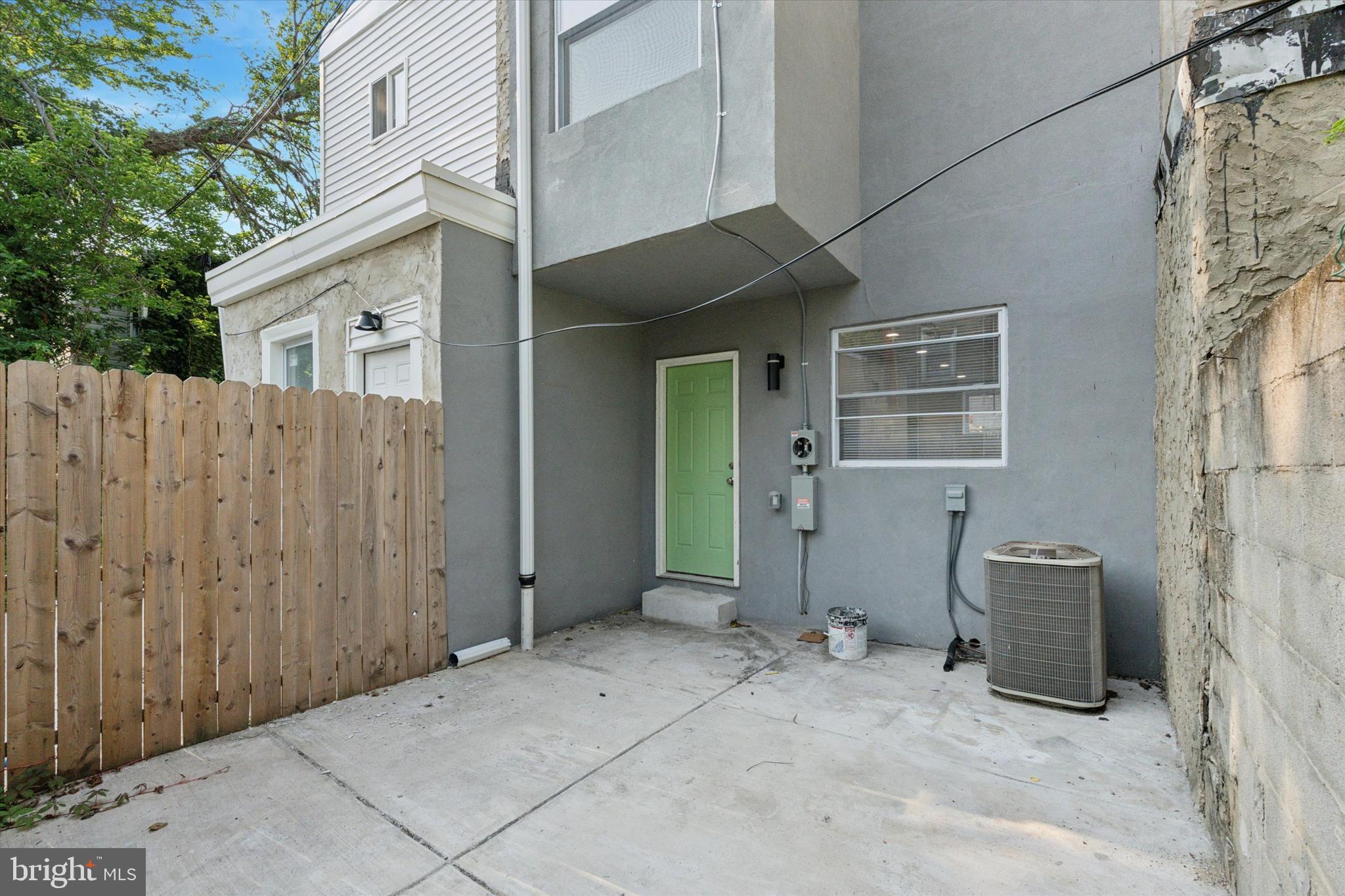 2538 W OAKDALE STREET