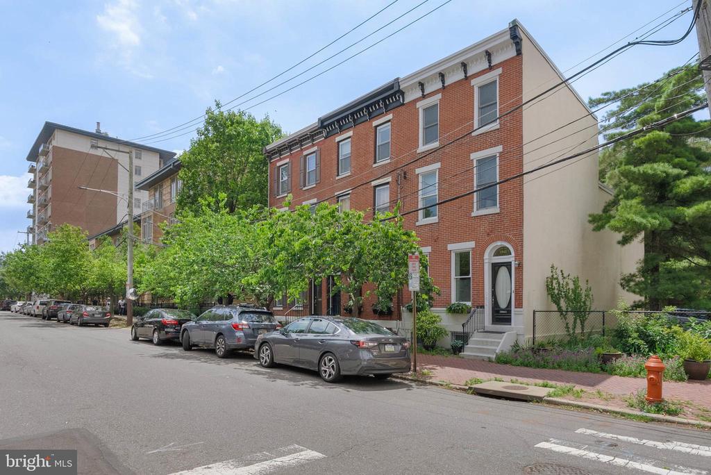 1942 HAMILTON STREET 44