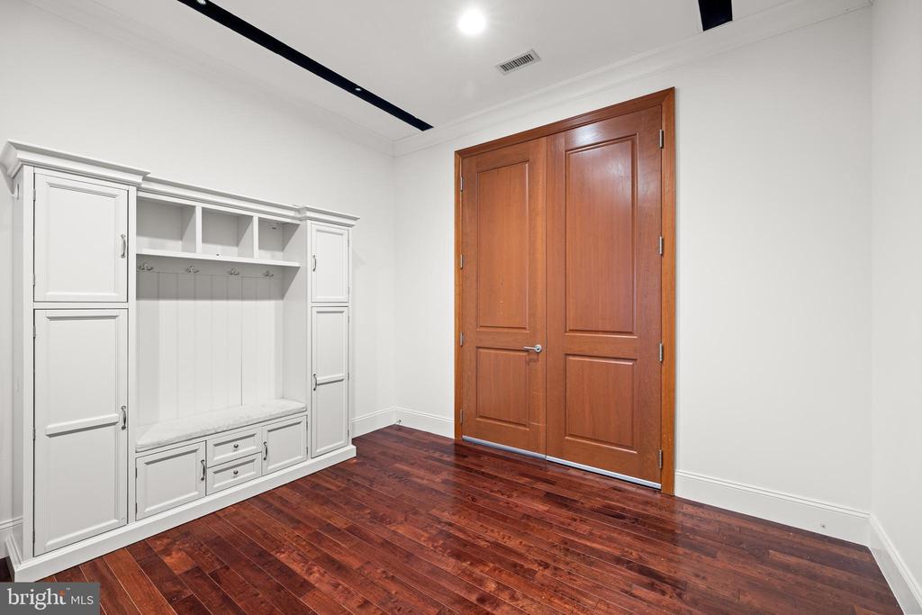 421 CHESTNUT STREET 203