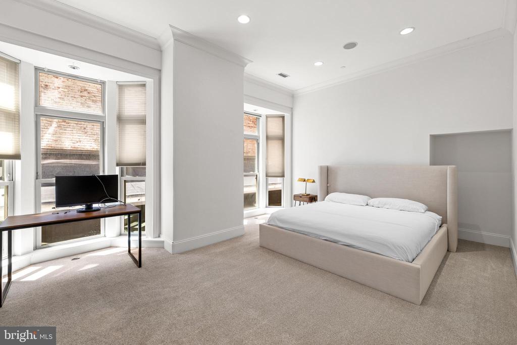 421 CHESTNUT STREET 203