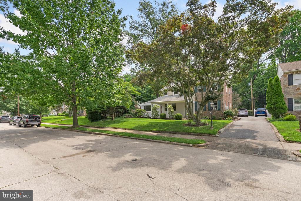7032 WOODBINE AVENUE