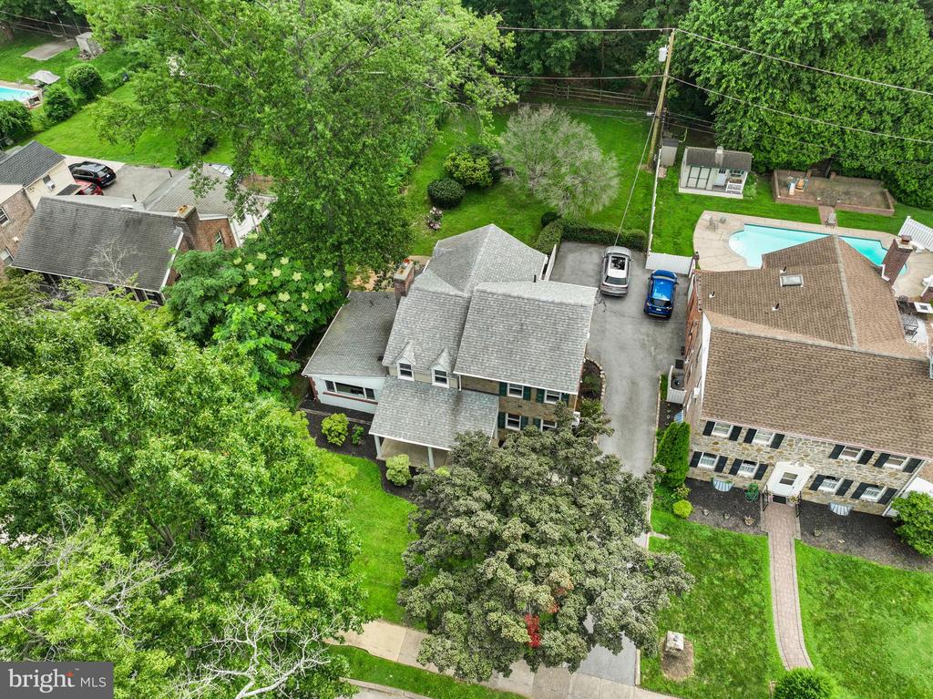 7032 WOODBINE AVENUE