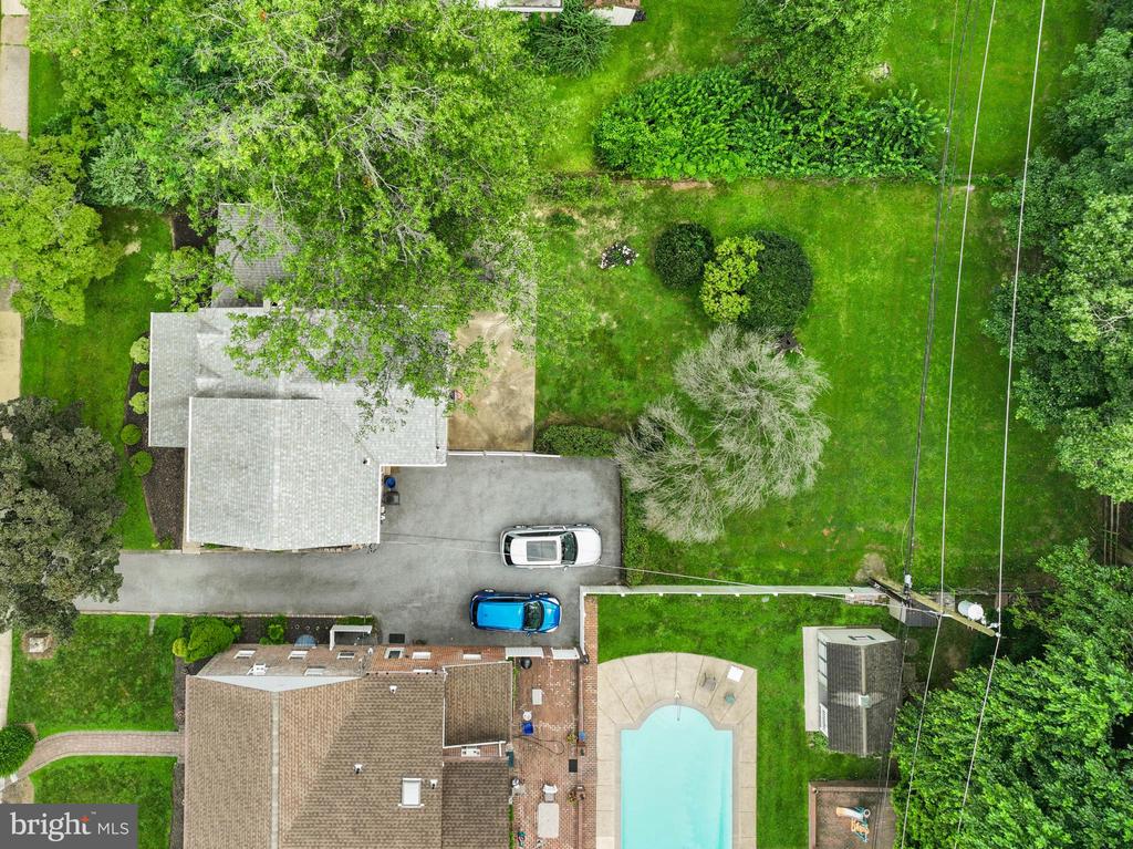 7032 WOODBINE AVENUE