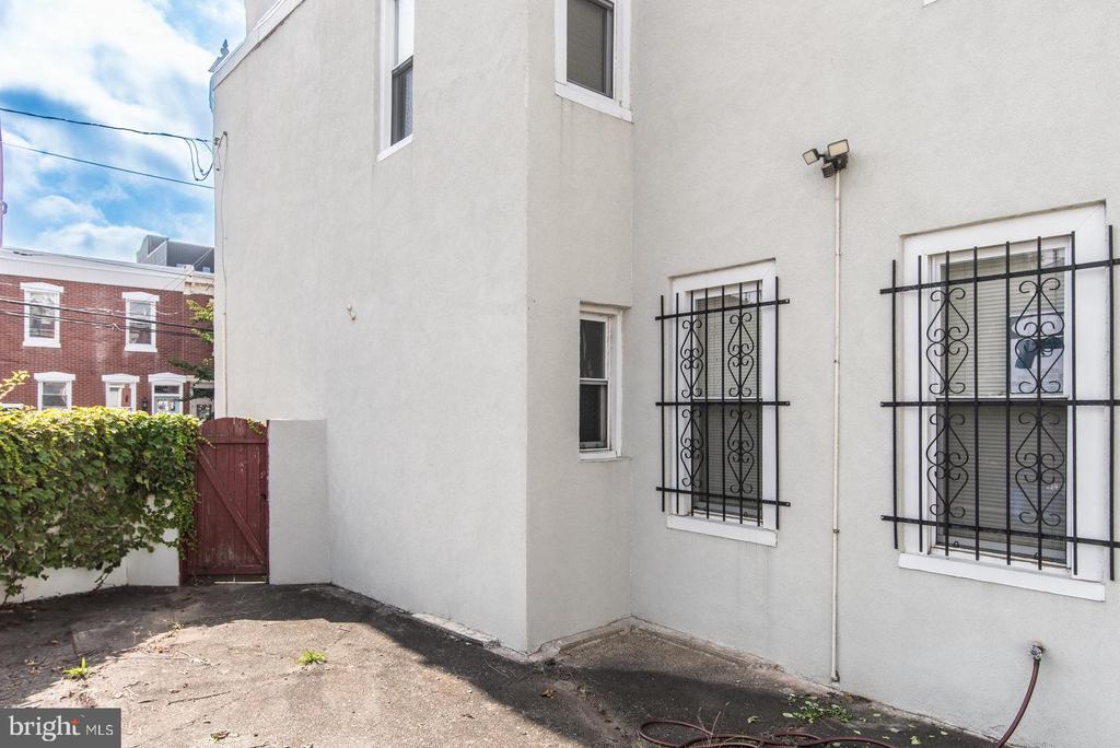 1938 N HOWARD STREET