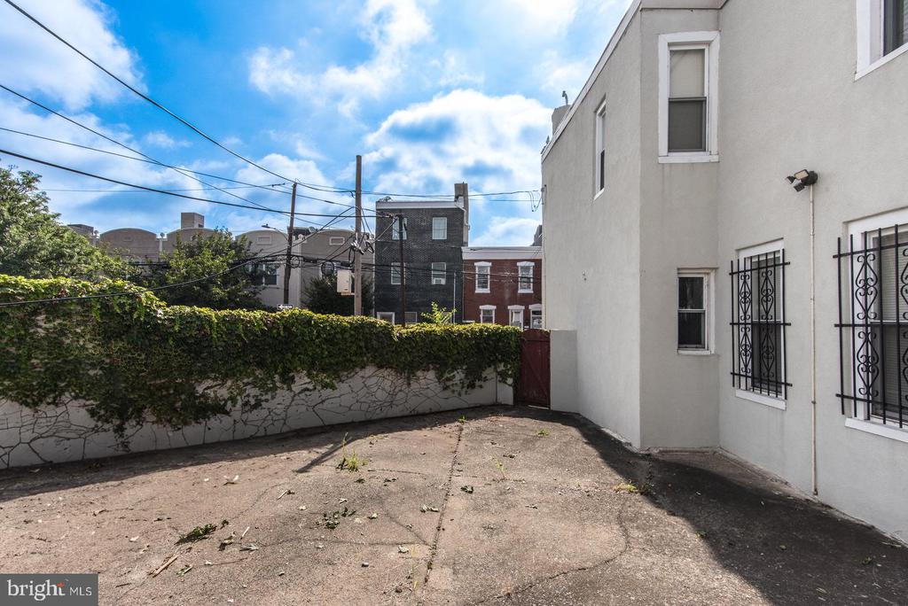 1938 N HOWARD STREET