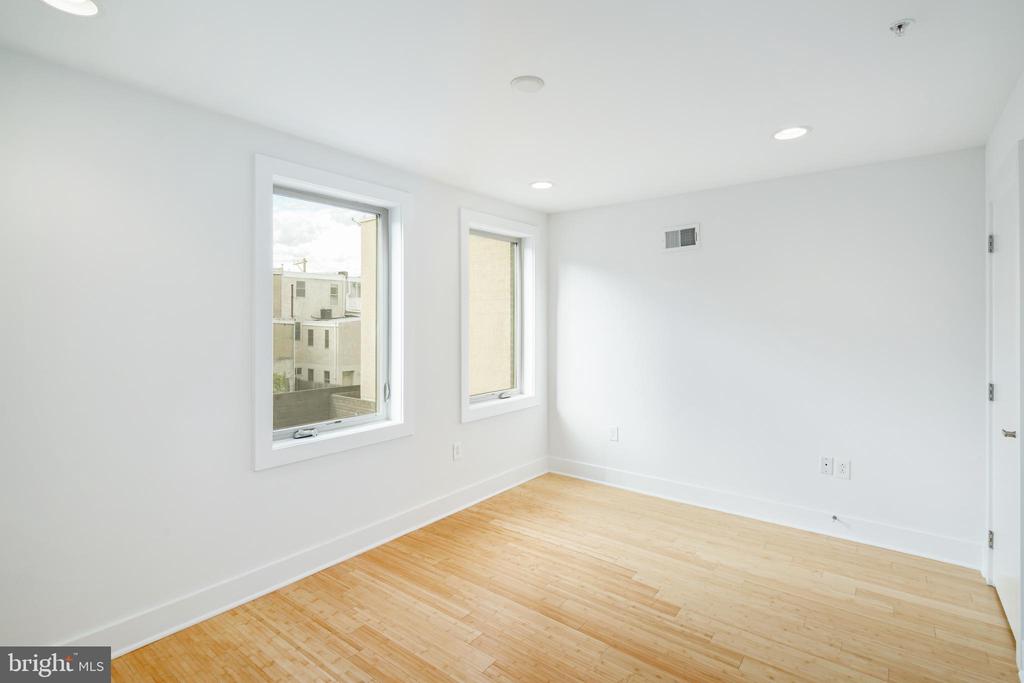 1135 N HOPE STREET 18