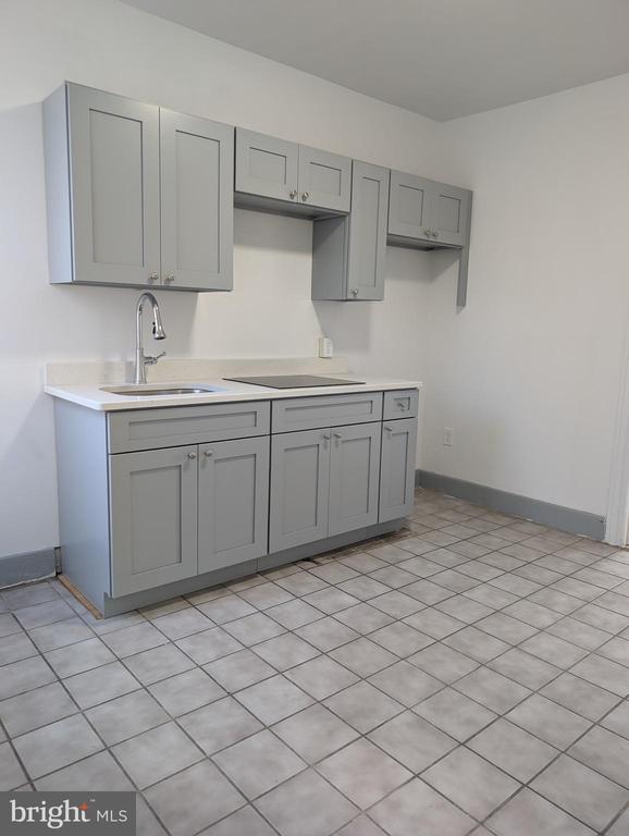 5205 N 5TH STREET Unit: 2F FRONT