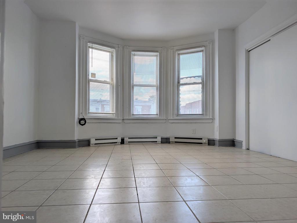 5205 N 5TH STREET Unit: 2F FRONT
