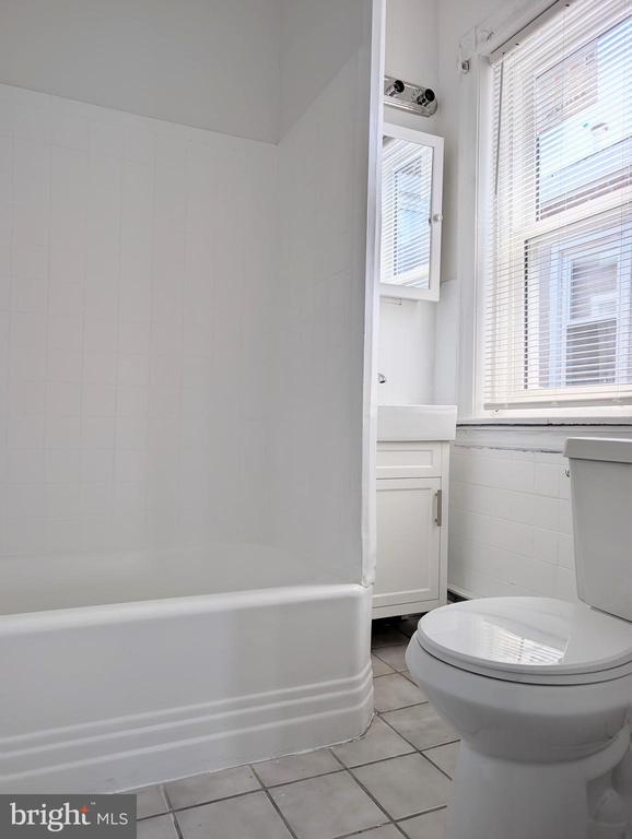 5205 N 5TH STREET Unit: 2F FRONT
