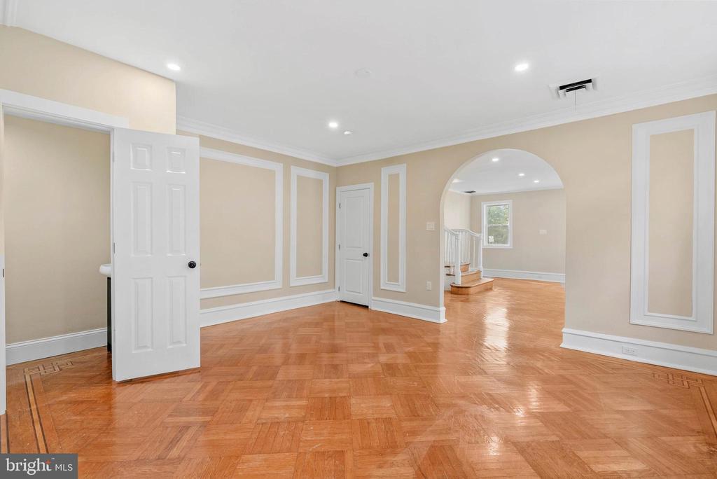 6121 COBBS CREEK PARKWAY