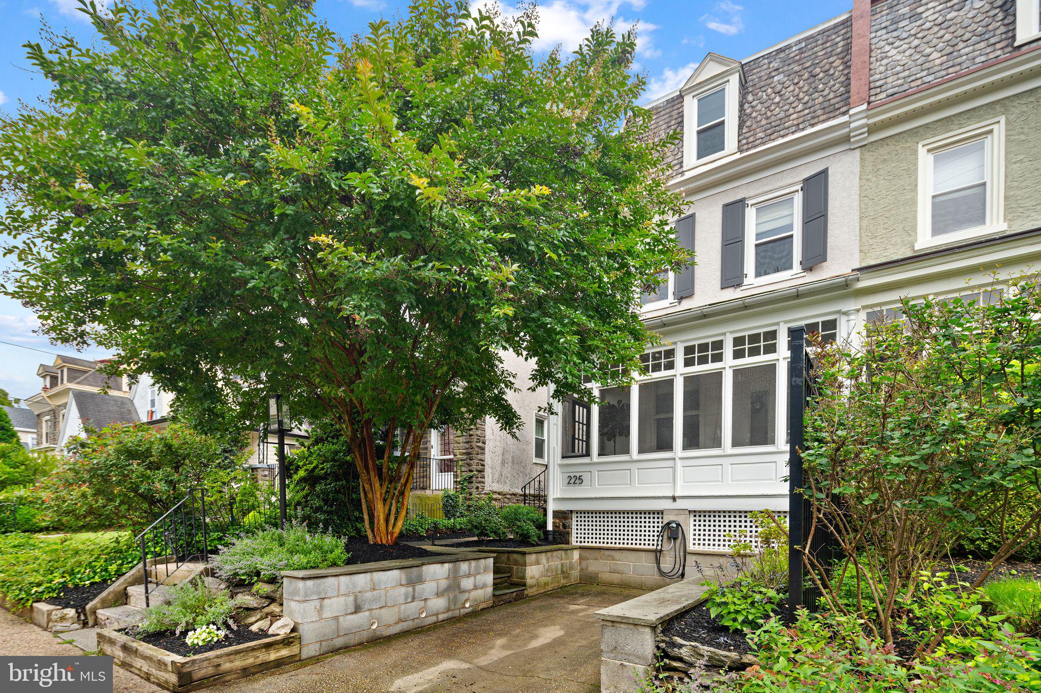 225 E GRAVERS LANE