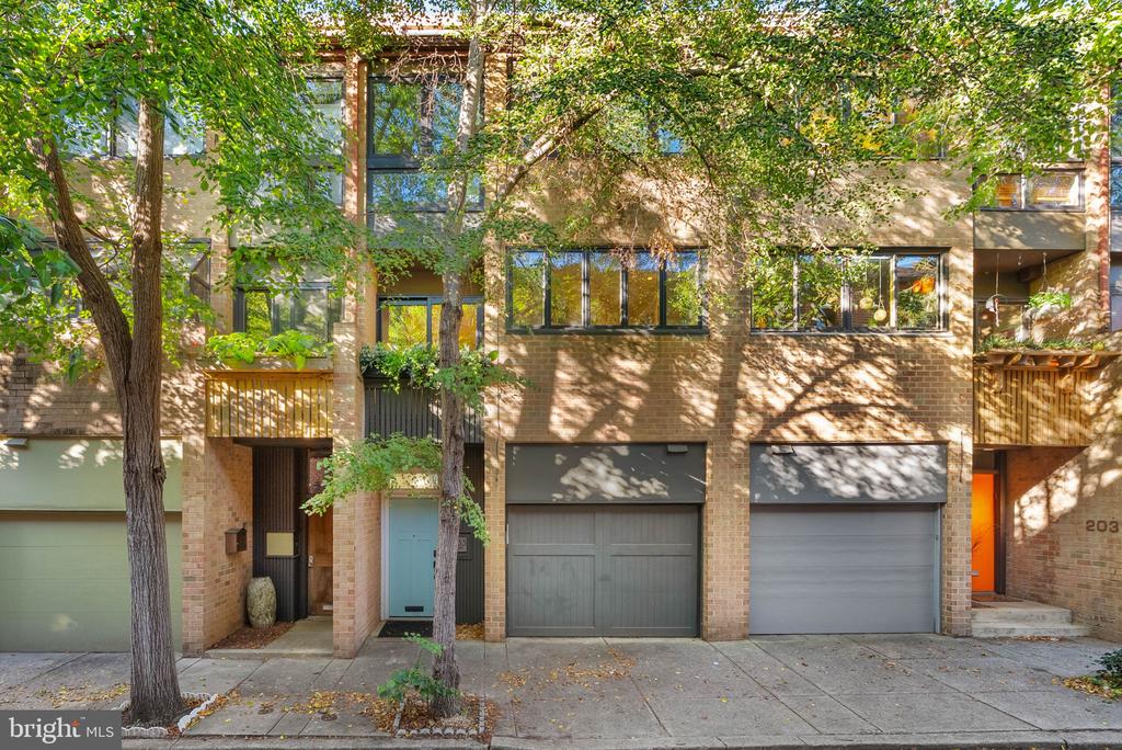 2033 NAUDAIN STREET