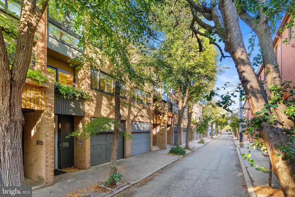 2033 NAUDAIN STREET