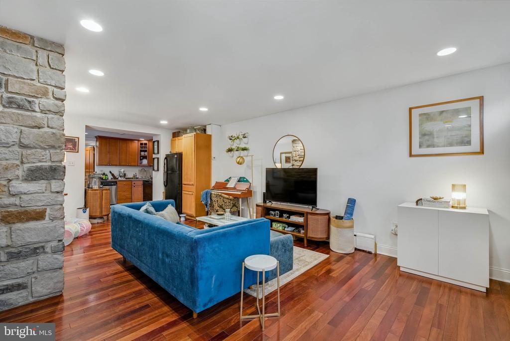 806 CATHARINE STREET 8