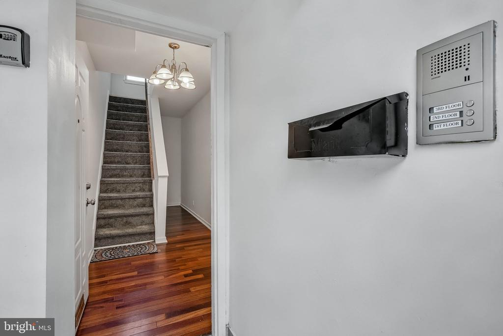 806 CATHARINE STREET 8