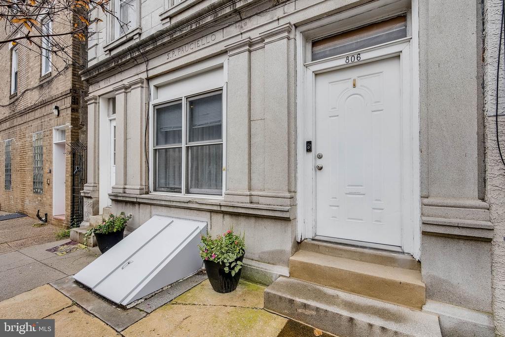 806 CATHARINE STREET 8