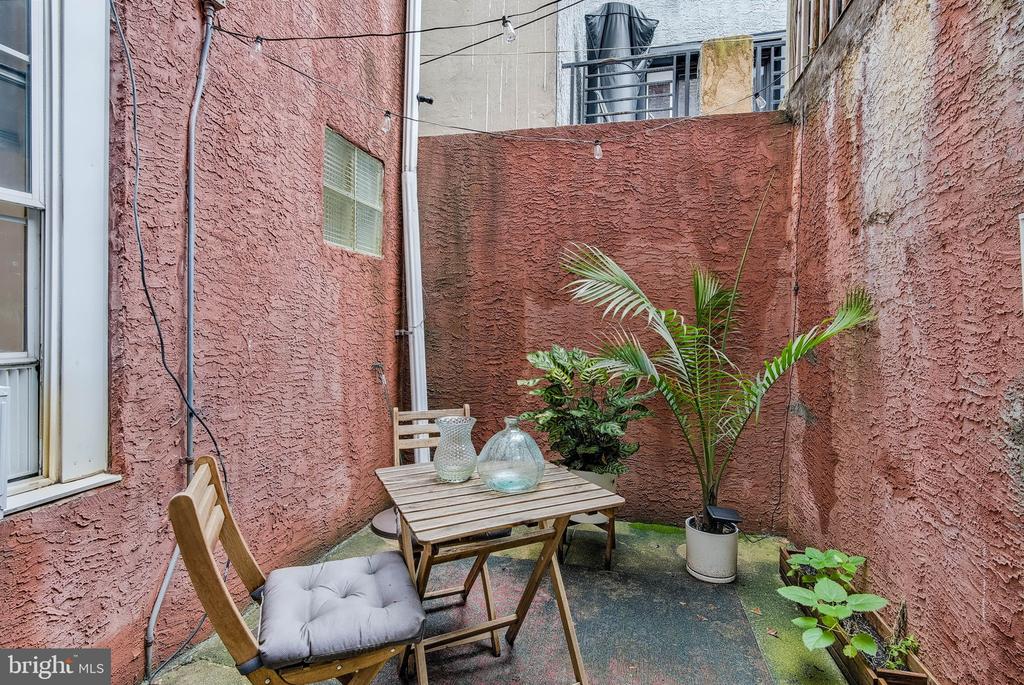 806 CATHARINE STREET 8