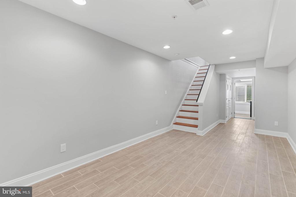 2437 JASPER STREET