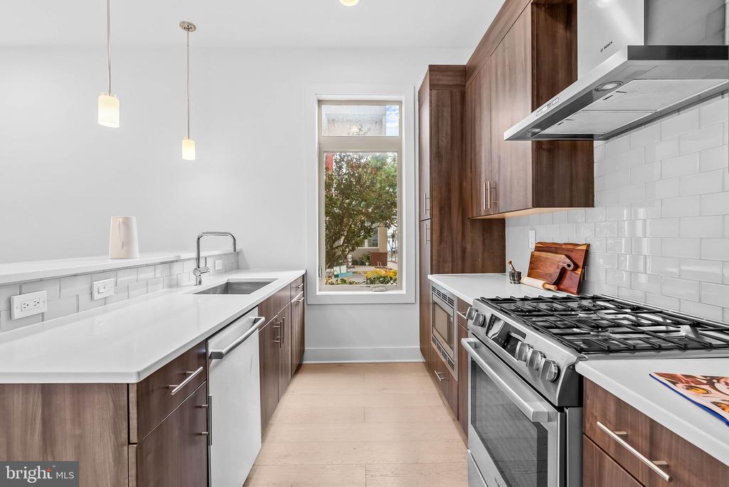 740 S COLUMBUS BOULEVARD 16