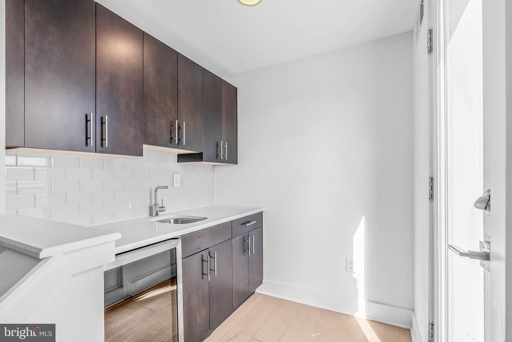 740 S COLUMBUS BOULEVARD 16