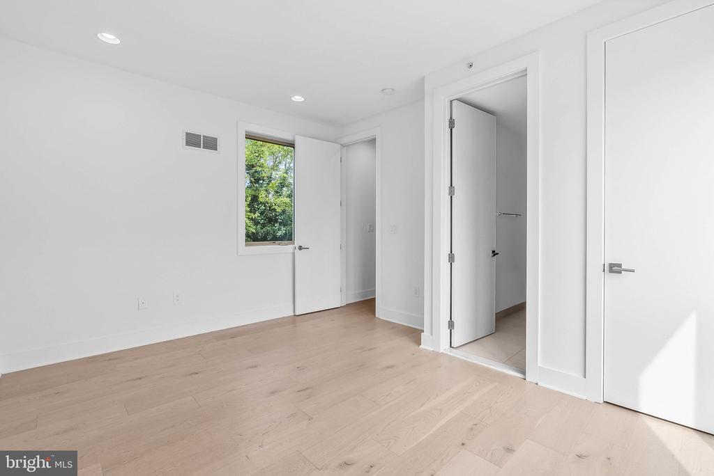 740 S COLUMBUS BOULEVARD 16
