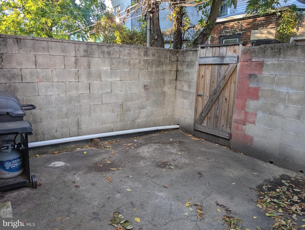 725 DALY STREET