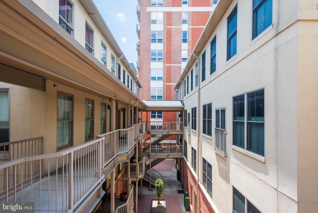 133 N BREAD STREET J3