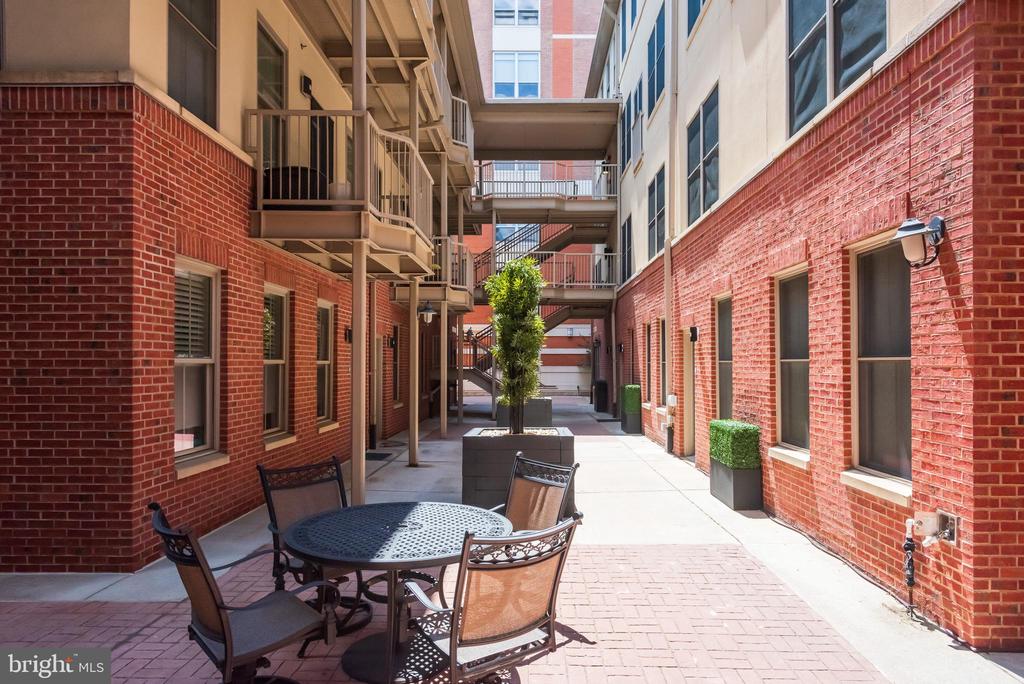 133 N BREAD STREET J3