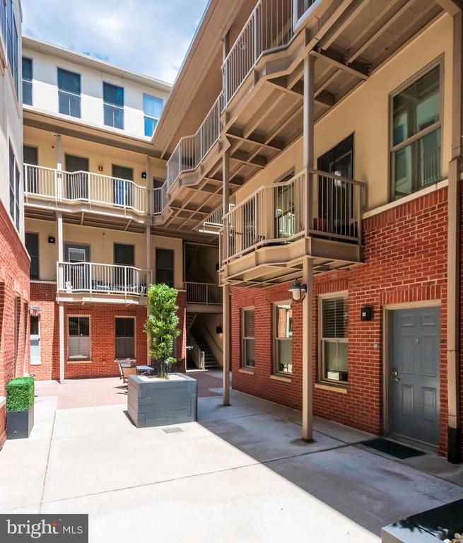 133 N BREAD STREET J3