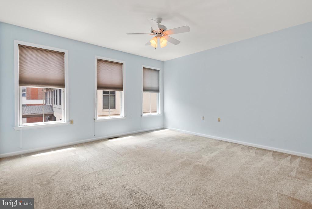 133 N BREAD STREET J3