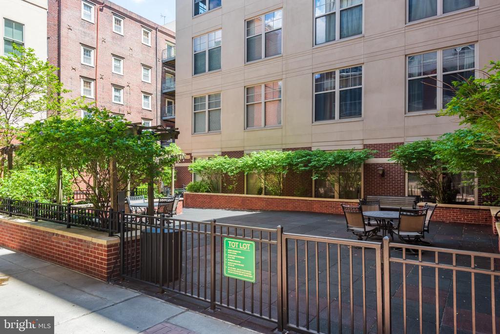 133 N BREAD STREET J3