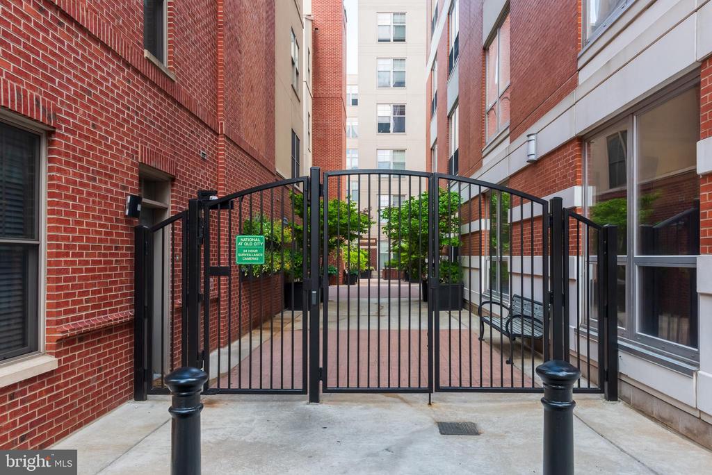 133 N BREAD STREET J3