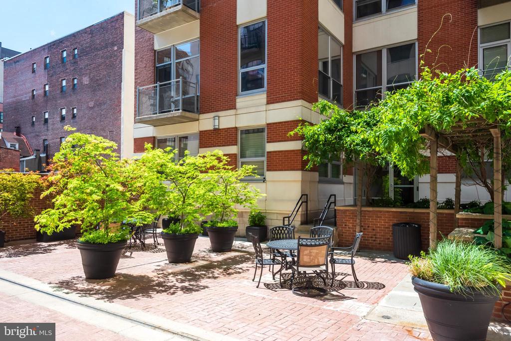 133 N BREAD STREET J3