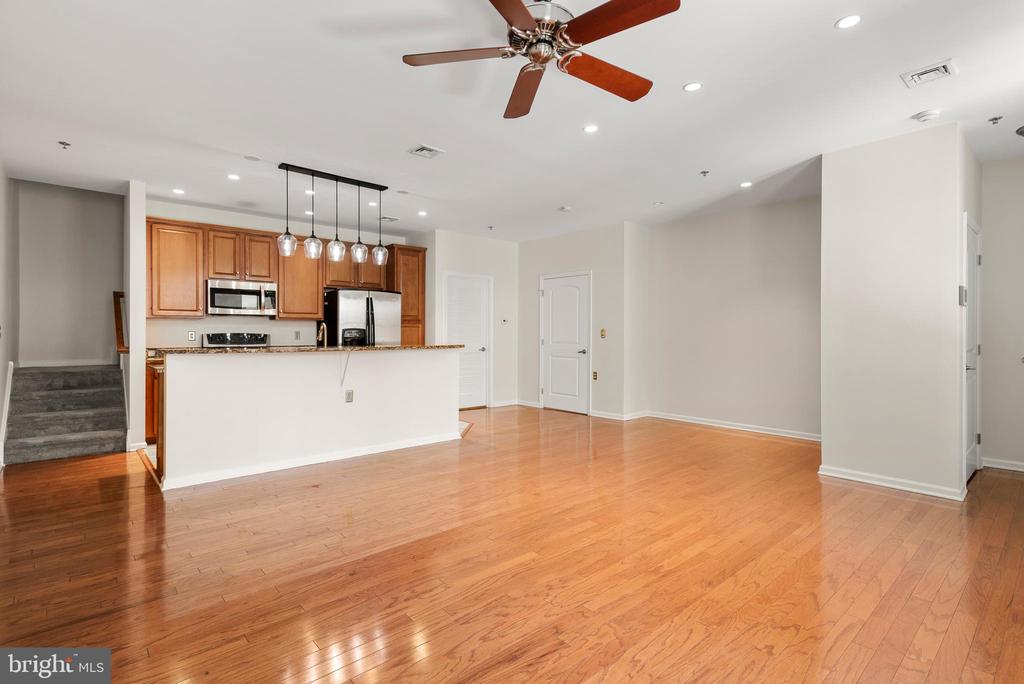 133 N BREAD STREET J3