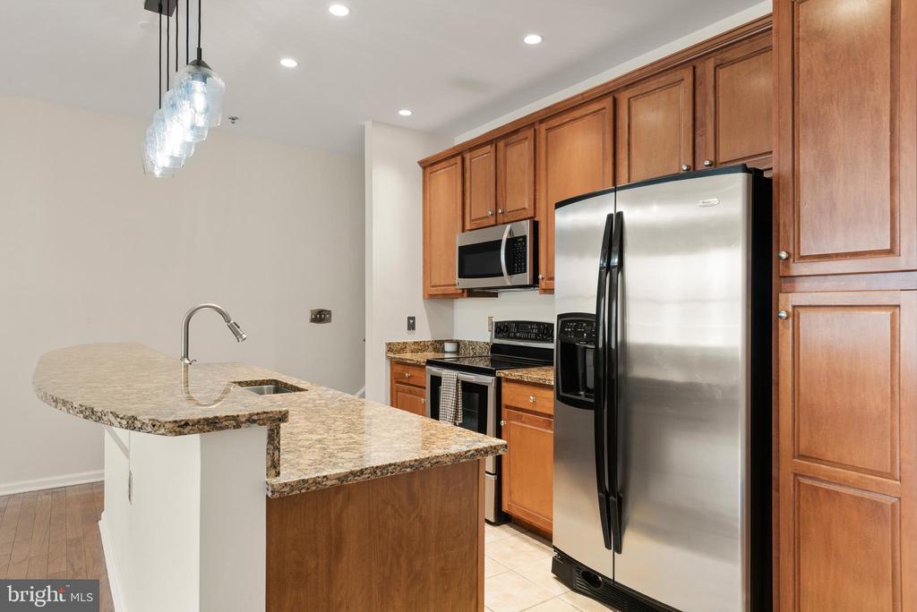 133 N BREAD STREET J3