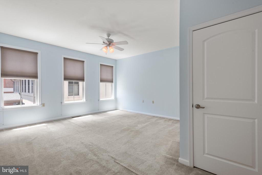133 N BREAD STREET J3