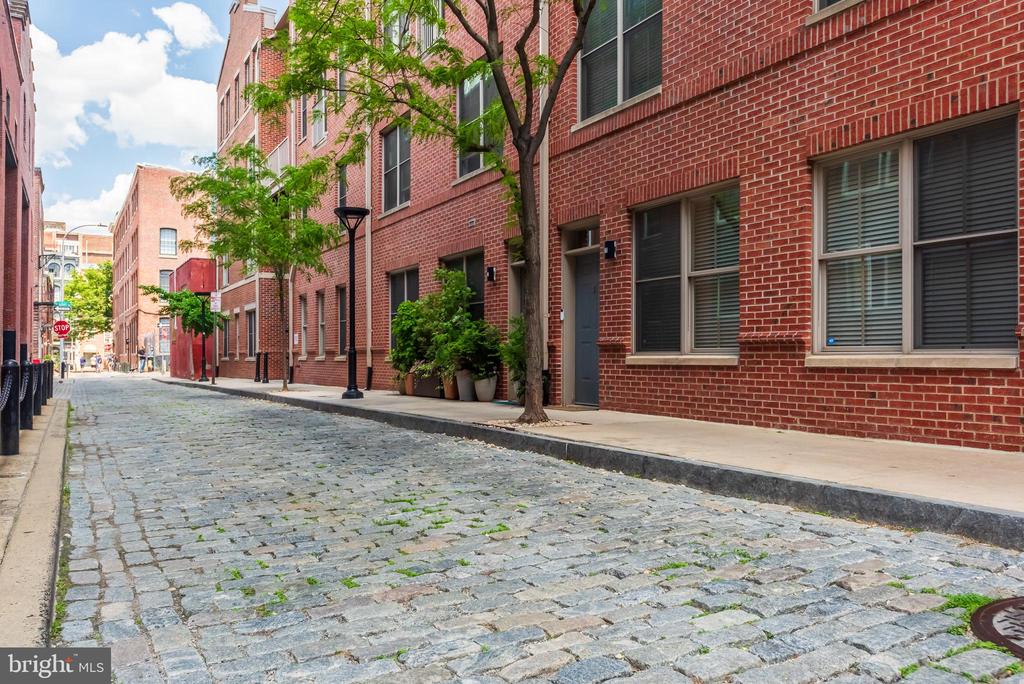 133 N BREAD STREET J3
